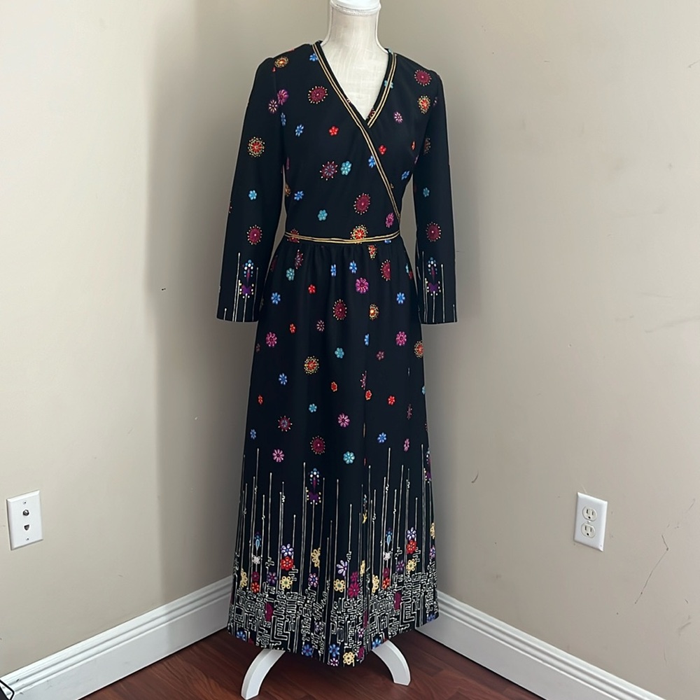 Black and Gold Tie Front Maxi Dress V-neck Long Sleeve